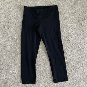 Lululemon size 4 wonder under black leggings